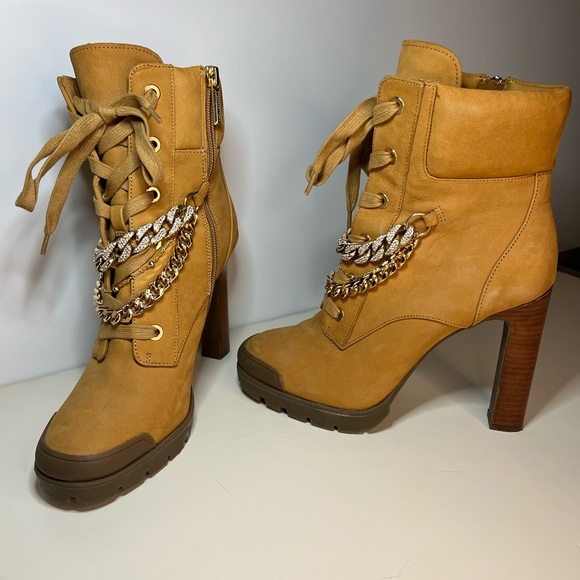 KARL LAGERFELD Lug Sole Cushioned Victoria Round Toe Zip-Up Leather Dress Bootie - Picture 3 of 14